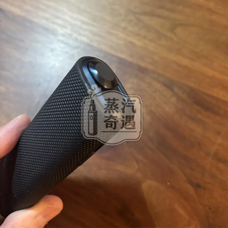 IQOS ILUMA ONE雙拼色TPU保護套 黑色款手持實拍特寫