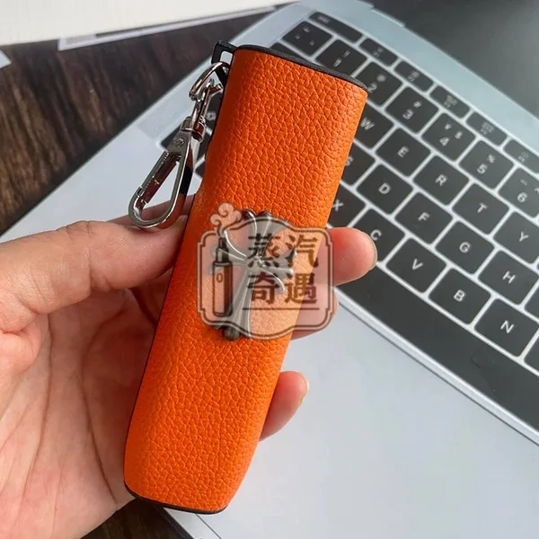 【8色現貨】IQOS ILUMA ONE保護套 防摔免拆充隨手拎 哥德風十字造型金屬感設計 適用4.0 / 6 / 7 代圓形按鈕一體機|PU質感|附鑰匙扣:圖片 5