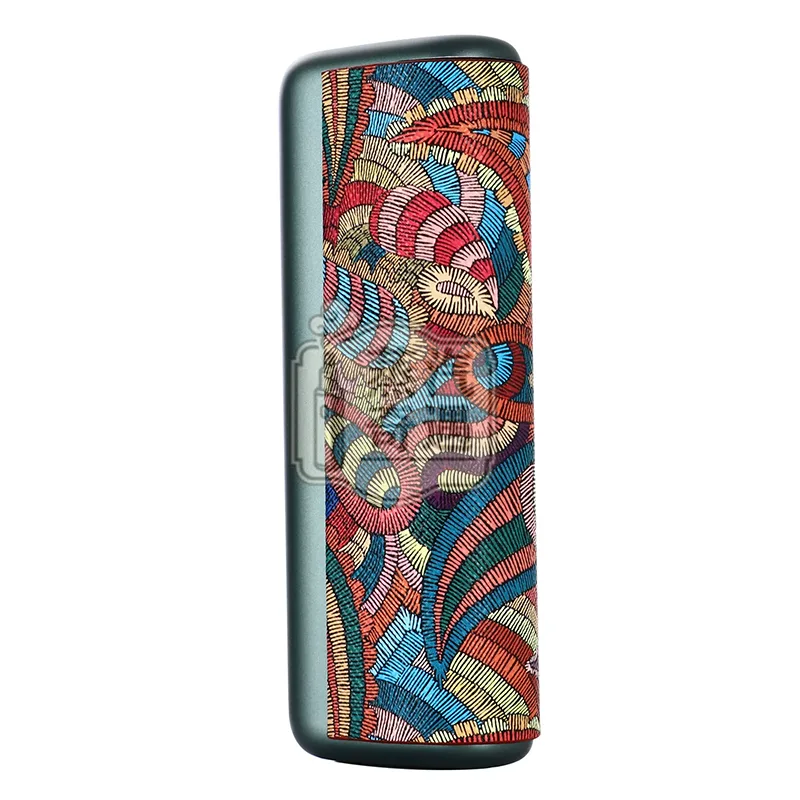 IQOS ILUMA PRIME腰果花紋PU皮革保護套 紅色款裝機特寫