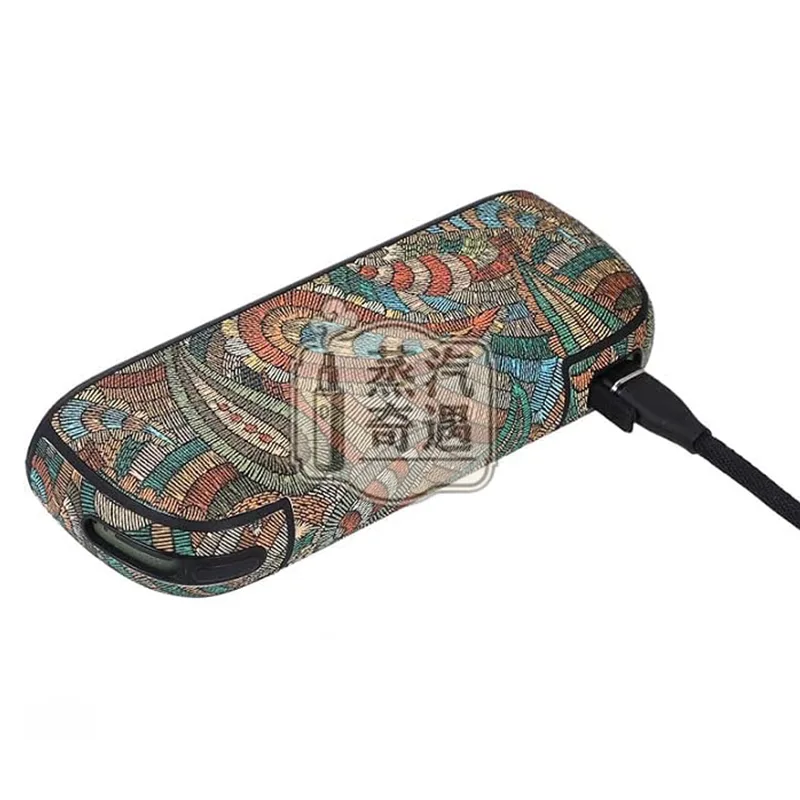IQOS ILUMA 腰果花紋PU皮革保護套綠色款充電特寫圖